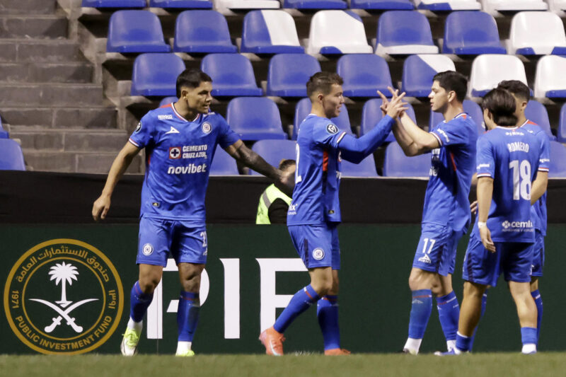 Jugadores de Cruz Azul celebran un gol este jueves, en un partido de la Copa de Campeones Concacaf entre Cruz Azul y Vancouver, en el estadio Cuauhtémoc en Puebla (México). EFE/ Hilda Ríos