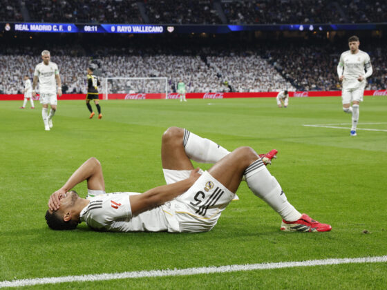 El centrocampista del Real Madrid Jude Bellingham reacciona ante el dolor tras resultar lesionado a los nueve minutos del partido de LaLiga que enfrentó al Real Madrid y al Rayo Vallecano, este domingo, en el Santiago Bernabéu. EFE/ J.J. Guillen