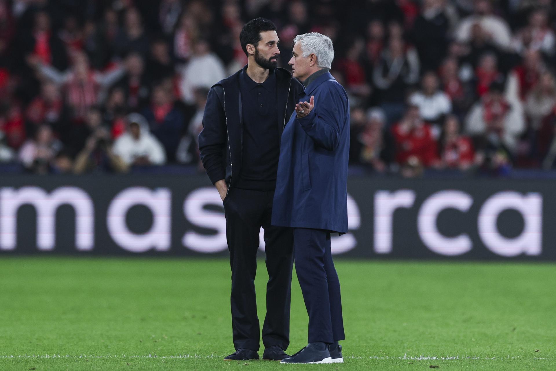 Los entrenadores de Benfica Jose Mourinho y del Real Madrid Alvaro Arbeloa (I) durante el partido de la UEFA Champions League entre Benfica y Real Madrid en Lisboa, Portugal EFE/EPA/MIGUEL A. LOPES