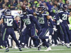 Imagen de archivo del jugador de los Seattle Seahawks Julian Love (i). EFE/EPA/JOHN G. MABANGLO