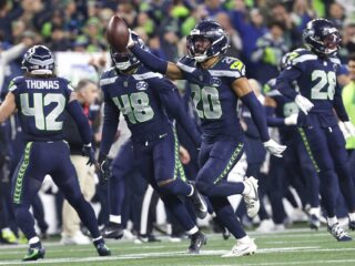 Imagen de archivo del jugador de los Seattle Seahawks Julian Love (i). EFE/EPA/JOHN G. MABANGLO