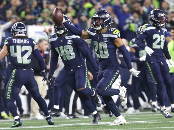 Imagen de archivo del jugador de los Seattle Seahawks Julian Love (i). EFE/EPA/JOHN G. MABANGLO