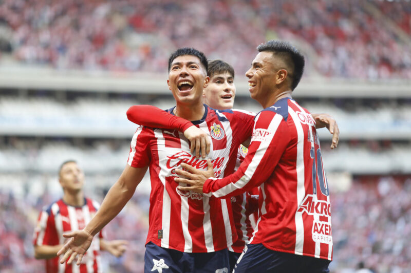 Daniel Aguirre (i) de Guadalajara celebra un gol junto a sus compañeros en el Estadio Akron en Guadalajara (México). Imagen de archivo. EFE/ Francisco Guasco