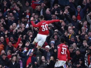 El jugador del United Benjamin Sesko (I) celebra el 3-2 durante el partido de la Premier League que han jugado Manchester United y Fulham FC, en Manchester, Reino Unido. EFE/EPA/ADAM VAUGHAN