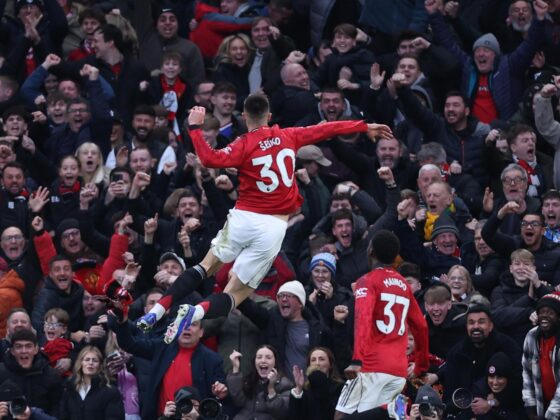 El jugador del United Benjamin Sesko (I) celebra el 3-2 durante el partido de la Premier League que han jugado Manchester United y Fulham FC, en Manchester, Reino Unido. EFE/EPA/ADAM VAUGHAN