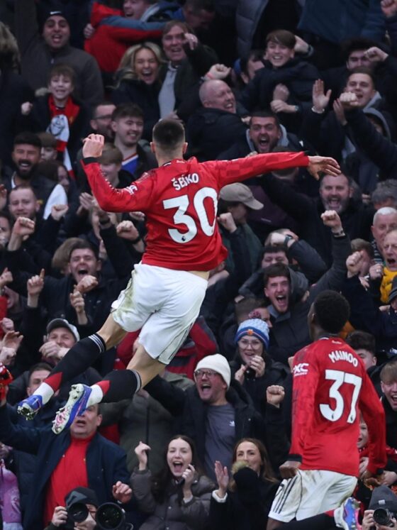 El jugador del United Benjamin Sesko (I) celebra el 3-2 durante el partido de la Premier League que han jugado Manchester United y Fulham FC, en Manchester, Reino Unido. EFE/EPA/ADAM VAUGHAN