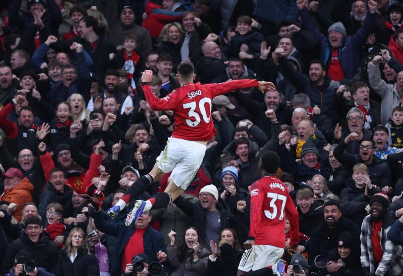 El jugador del United Benjamin Sesko (I) celebra el 3-2 durante el partido de la Premier League que han jugado Manchester United y Fulham FC, en Manchester, Reino Unido. EFE/EPA/ADAM VAUGHAN