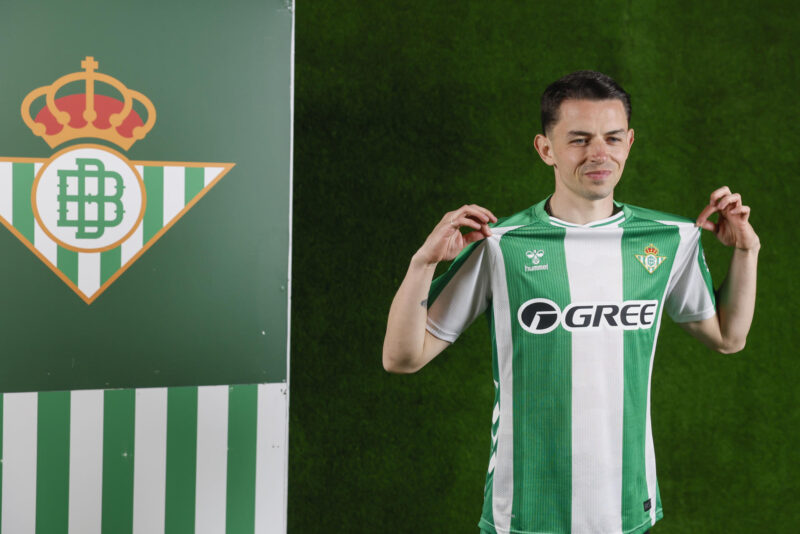 El nuevo jugador del Betis Álvaro Fidalgo durante su presentación este martes, en Sevilla. EFE/ José Manuel Vidal
