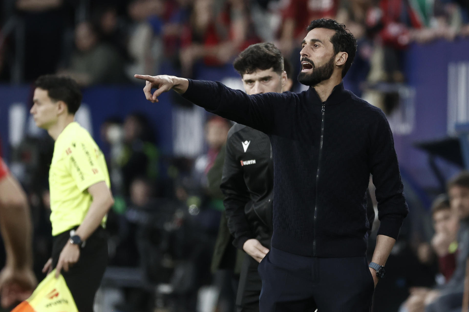 El entrenador del Real Madrid, Álvaro Arbeloa, durante el partido de la jornada 25 de LaLiga EA Sports que disputaron el CA Osasuna y el Real Madrid este sábado, en el estadio El SADAR de Pamplona. EFE/ Jesús Diges
