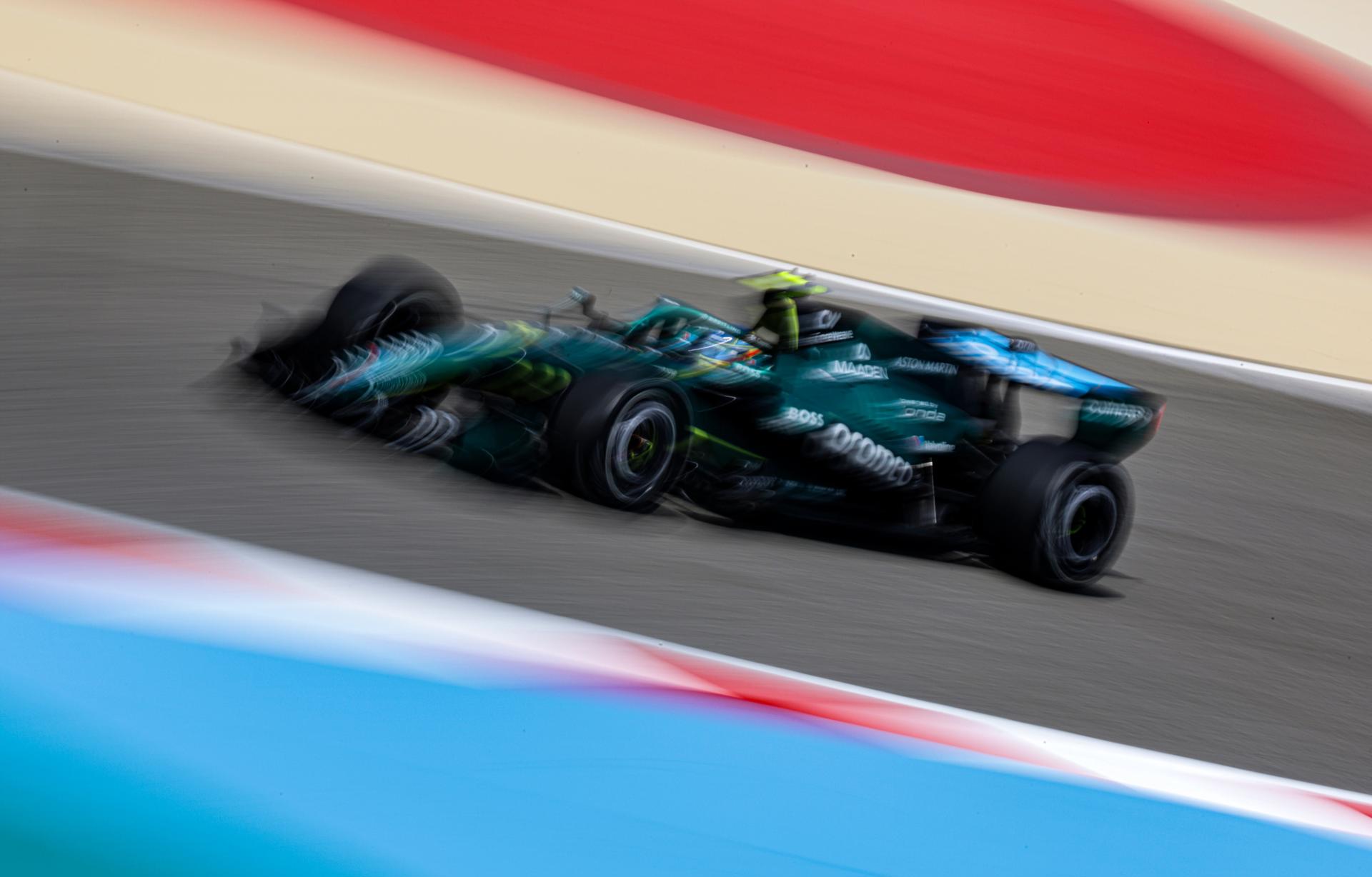 El piloto español de Aston Martin, Fernando Alonso, en acción durante las pruebas de pretemporada de Fórmula 1 en el Circuito Internacional de Baréin, en Sakhir, Baréin, este jueves.-EFE/ Ali Haider