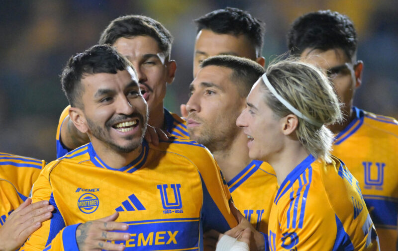 Liga MX: ¿Los momios del Clásico Regio subestiman a Monterrey? Angel Correa (i) de Tigres celebra un gol con sus compañeros. Imagen de archivo. EFE/Miguel Sierra.