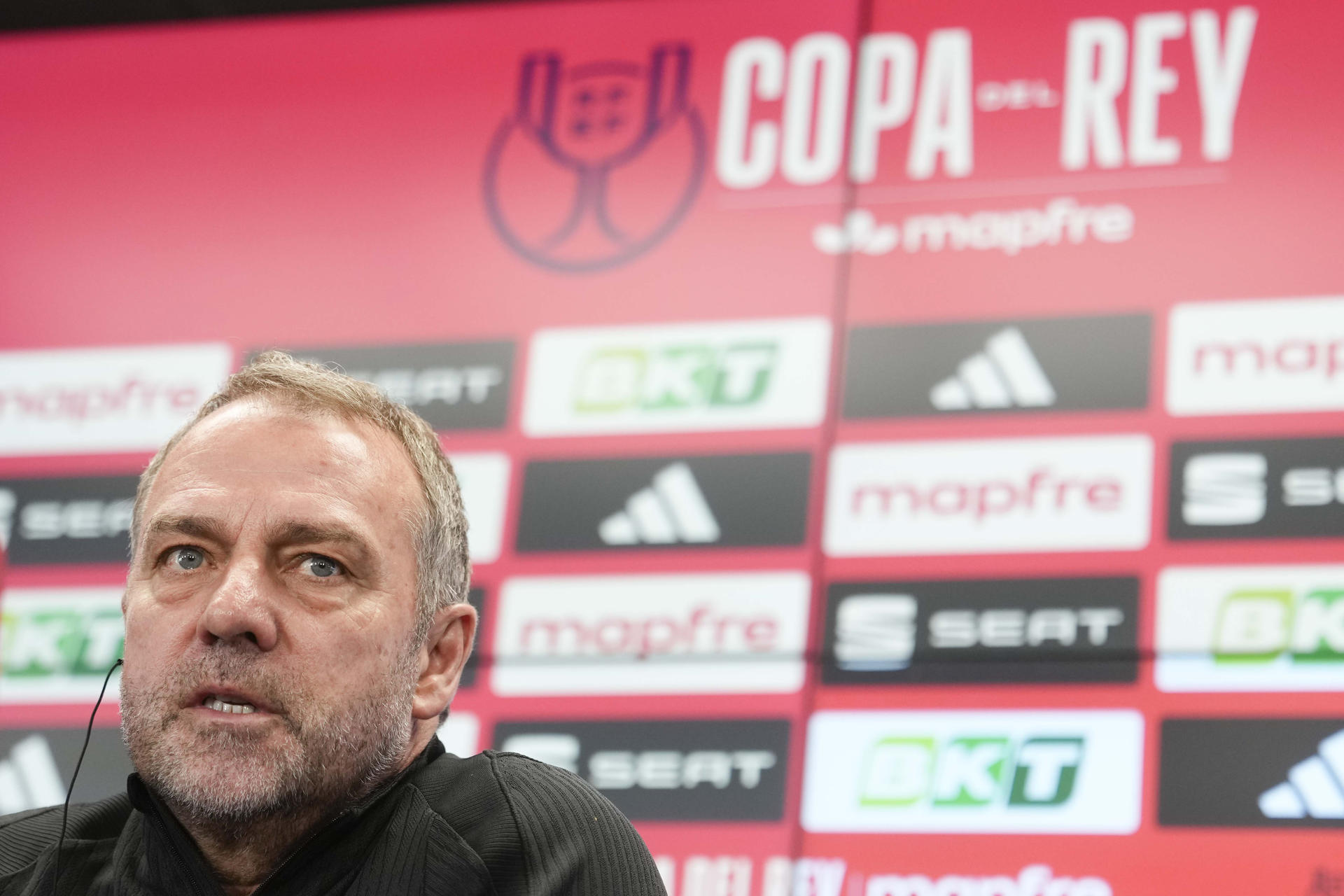 El entrenador del FC Barcelona, Hansi Flick, durante la rueda de prensa posterior al entrenamiento que el equipo azulgrana ha realizado en las instalaciones de la Ciudad Deportiva Joan Gamper para preparar el partido de ida de semifinales de Copa del Rey que mañana disputará ante el Atlético de Madrid. EFE/Enric Fontcuberta.
