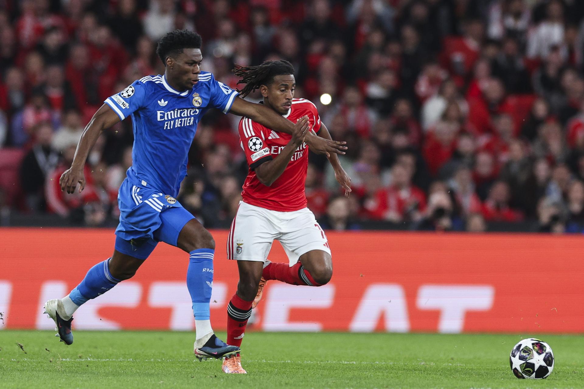 El jugador del Benfica Leandro Barreiro (d) con el jugador del Madrid Aurelien Tchouameni durante el partido de la UEFA Champions League entre Benfica y Real Madrid en Lisboa, Portugal) EFE/EPA/MIGUEL A. LOPES