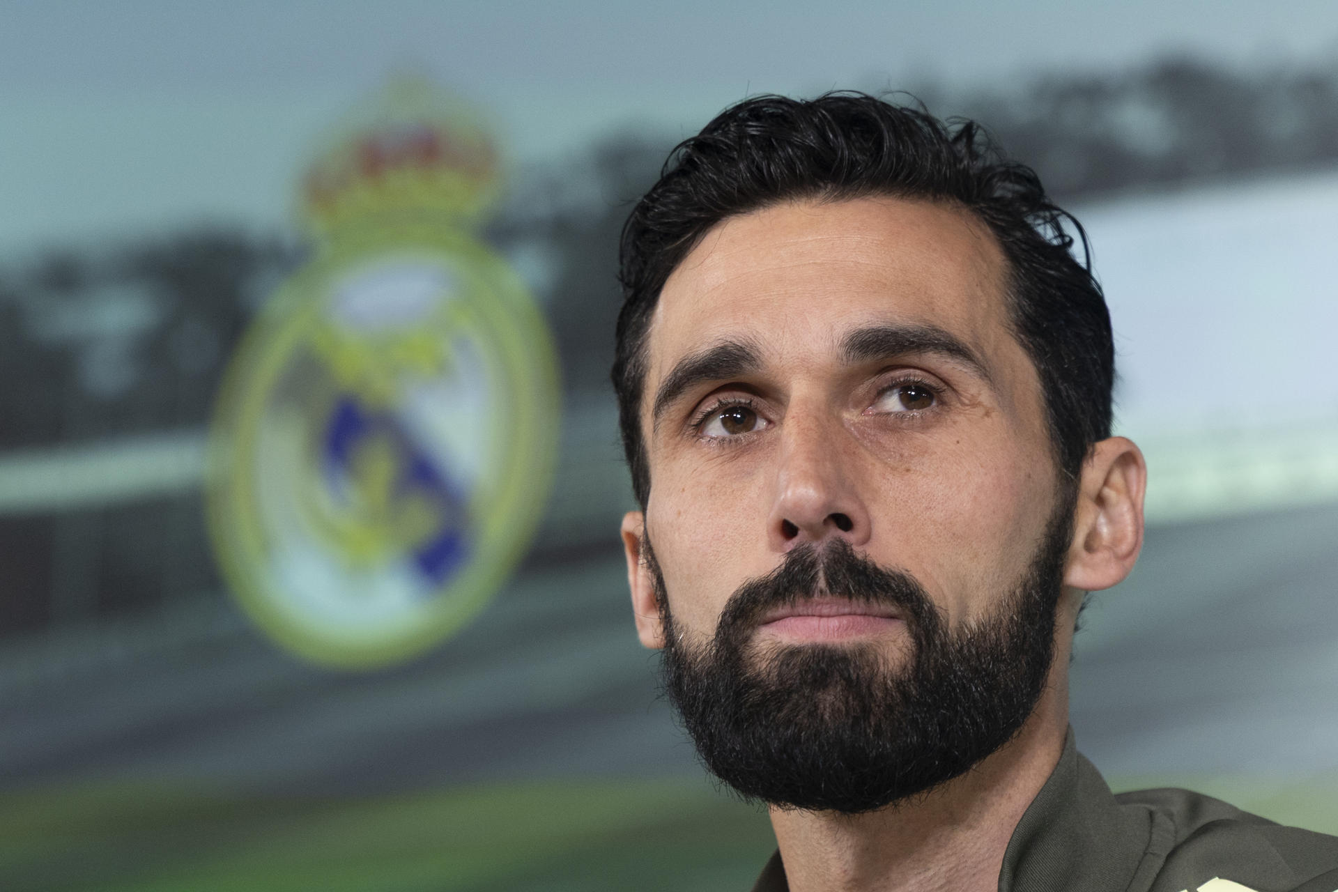El entrenador del Real Madrid Álvaro Arbeloa da una rueda de prensa tras el entrenamiento previo a su partido de La Liga contra el Valencia en la Ciudad del Real Madrid en Valdebebas, este sábado. EFE/Sergio Pérez