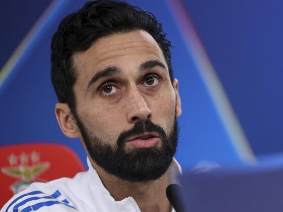 Álvaro Arbeloa, técnico del Real Madrid, aseguró en vísperas de su segundo reencuentro en 20 días con su gran maestro, el portugués Jose Mourinho, que le desea "lo mejor" y espera que gane todos los títulos que dispute menos la Liga de Campeones, en la que, dijo, su "objetivo es eliminar al Benfica". EFE/EPA/MIGUEL A. LOPES