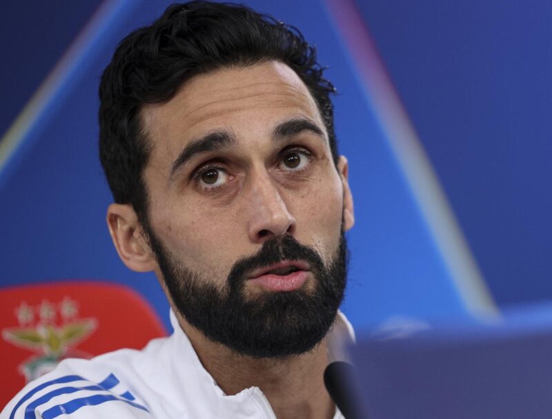 Álvaro Arbeloa, técnico del Real Madrid, aseguró en vísperas de su segundo reencuentro en 20 días con su gran maestro, el portugués Jose Mourinho, que le desea "lo mejor" y espera que gane todos los títulos que dispute menos la Liga de Campeones, en la que, dijo, su "objetivo es eliminar al Benfica". EFE/EPA/MIGUEL A. LOPES