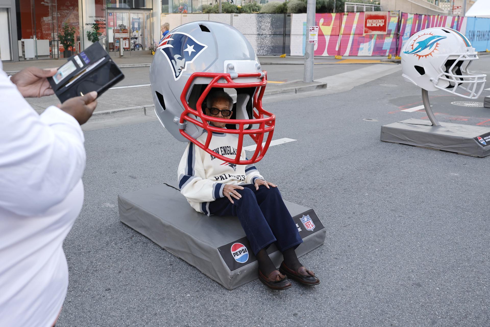 Un fan de los New England Patriots posa con un casco de los 'Pats' en el primer día del Super Bowl Experience en San Francisco, California. EFE/EPA/JOHN G. MABANGLO
