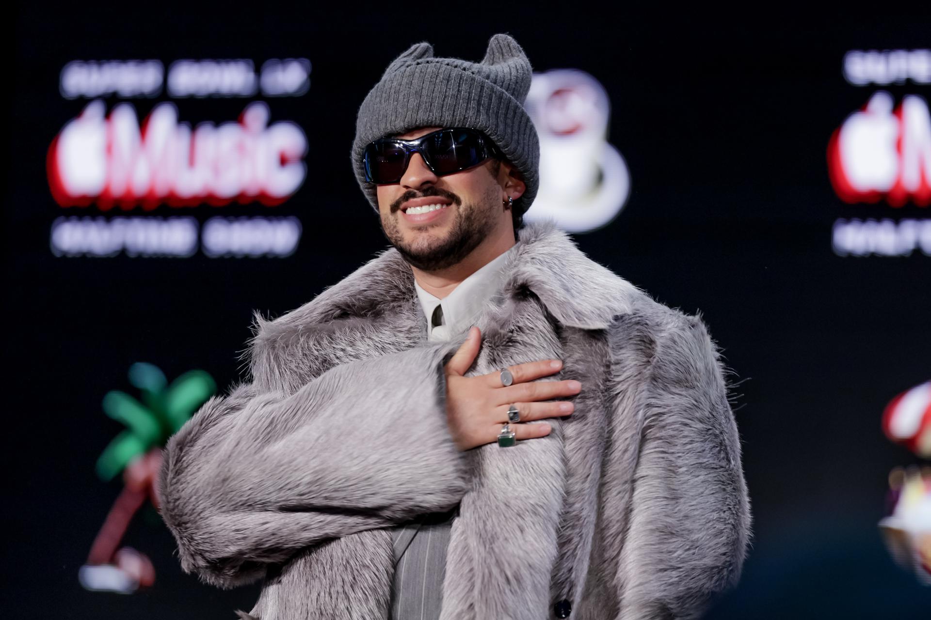 Bad Bunny hace un gesto durante la conferencia de prensa previa al Super Bowl LX y el espectáculo de medio tiempo de Apple Music en el Centro de Convenciones Moscone en San Francisco, California, EE. UU., el 5 de febrero de 2026. EFE/EPA/Chris Torres