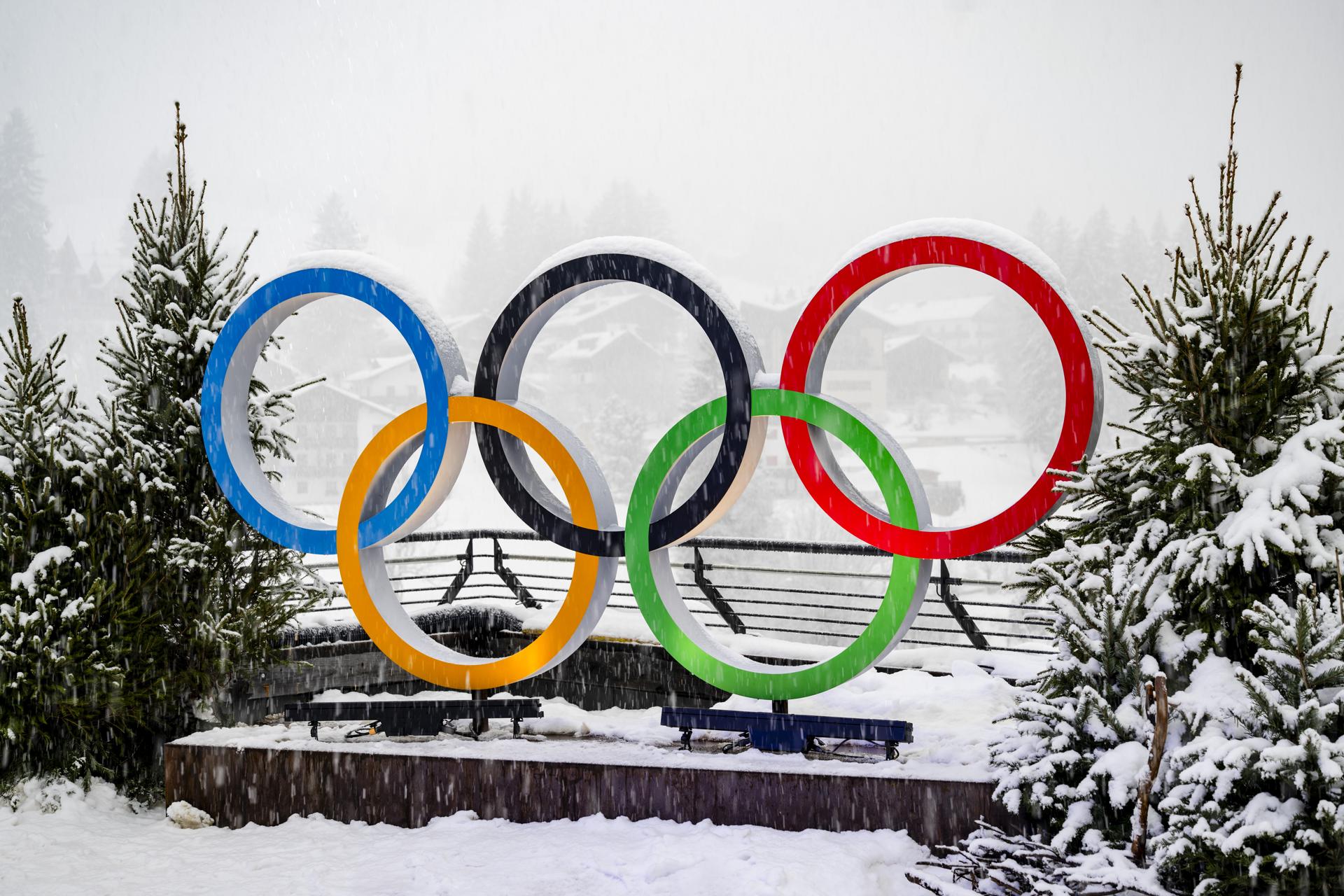 Aros olímpicos en Cortina d'Ampezzo (Italia9, donde se disputan los Juegos de Invierno de Milán Cortina 2026. EFE/EPA/JEAN-CHRISTOPHE BOTT