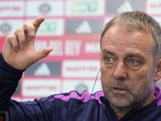 -El técnico alemán  del FC Barcelona, Hansi Flick durante la rueda de prensa ofrecida tras el entrenamiento este lunes. EFE/ Alejandro García