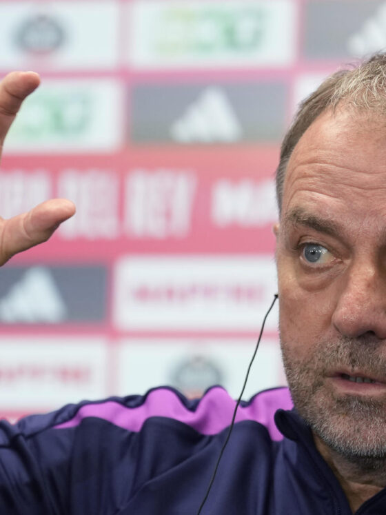 -El técnico alemán  del FC Barcelona, Hansi Flick durante la rueda de prensa ofrecida tras el entrenamiento este lunes. EFE/ Alejandro García