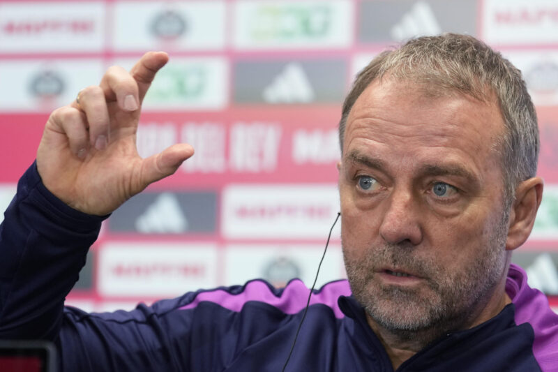 -El técnico alemán  del FC Barcelona, Hansi Flick durante la rueda de prensa ofrecida tras el entrenamiento este lunes. EFE/ Alejandro García
