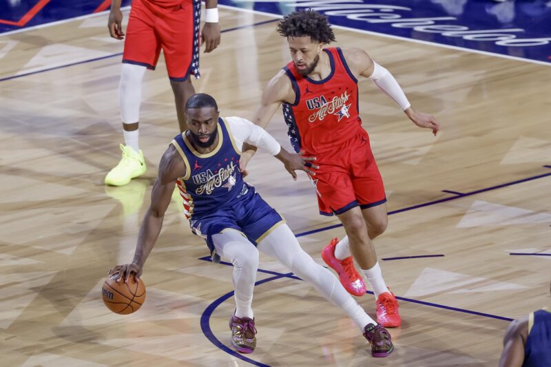 Fotografía del 15 de febrero de 2026 en la que se observa a Jaylen Brown (i), del Team USA Stripes, en acción contra Cade Cunningham (d), del Team USA Stars, durante el partido de la final del NBA All-Star Game en el Intuit Dome en Inglewood, California (EE.UU.). EFE/CHRIS TORRES PROHIBIDO SU USO EN SHUTTERSTOCK