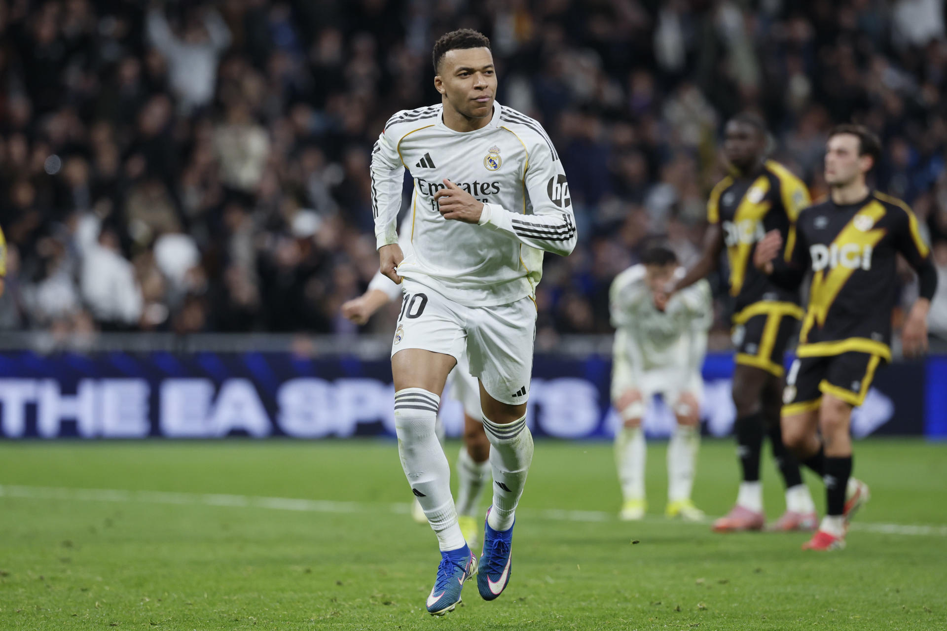 ¿Por qué se dispararon los precios en el mercado de fichajes? El delantero del Real Madrid Kylian Mbappé celebra tras marcar el 2-1 durante el partido de LaLiga que enfrentó al Real Madrid y al Rayo Vallecano, este domingo, en el Santiago Bernabéu. EFE/ Ballesteros