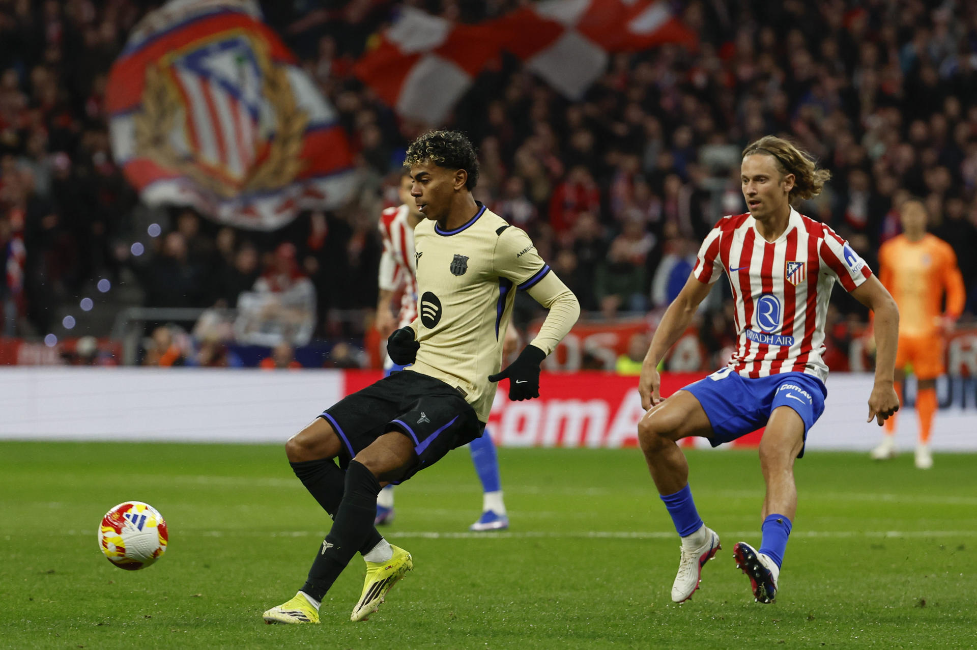 MADRID, 12/02/2026.- El delantero del FC Barcelona Lamine Yamal (i) ante Marcos Llorente, del Atlético de Madrid, durante el partido de ida de la semifinales de la Copa del Rey que Atlético de Madrid y FC Barcelona disputan este jueves en el estadio Metropolitano, en Madrid. EFE/Mariscal