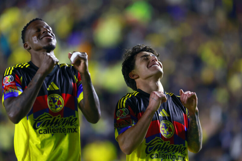 Cristian Borja (i) y Alejandro Zendejas de América celebran un gol en el estadio Ciudad de los Deportes, en Ciudad de México (México). EFE/ Sáshenka Gutiérrez