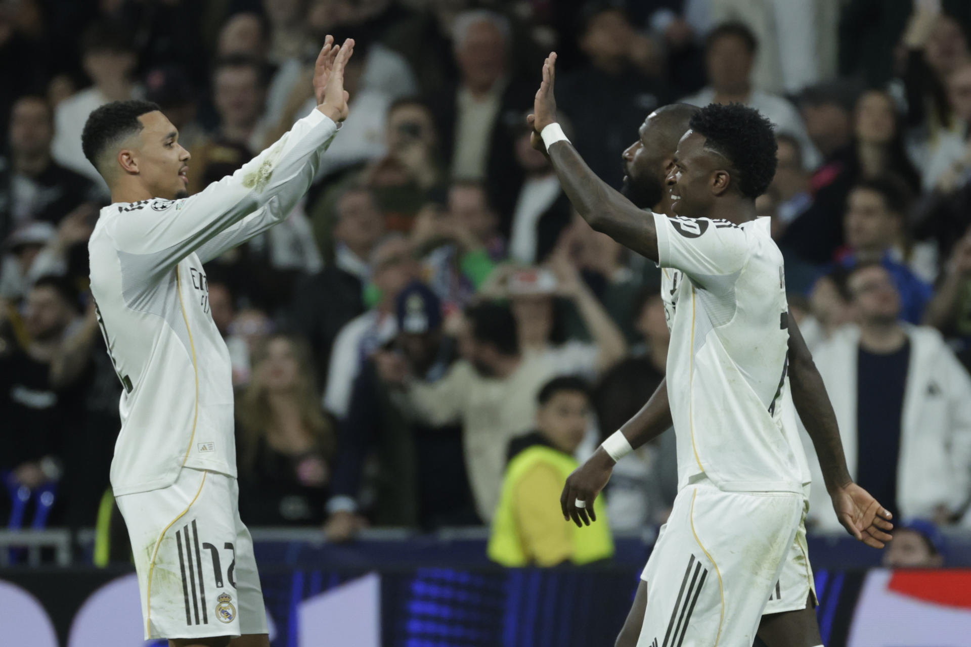El delantero del Real Madrid Vinicius Junior (d) celebra tras marcar el segundo gol ante el Benfica durante el partido de vuelta de la fase de acceso a los octavos de la Liga de Campeones que Real Madrid y Benfica disputaron en el estadio Santiago Bernabéu, en Madrid. EFE/Juanjo Martín