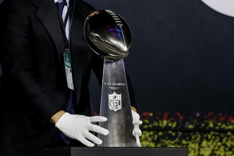 NFL: Las 20 apuestas más divertidas y simpáticas del Super Bowl LX El trofeo Vince Lombardi es exhibido en San Jose, California. El Super Bowl LX lo disputarán el 8 de febrero los Patriots contra los Seahawks en el Levi's Stadium en Santa Clara, California. EFE/EPA/JOHN G. MABANGLO
