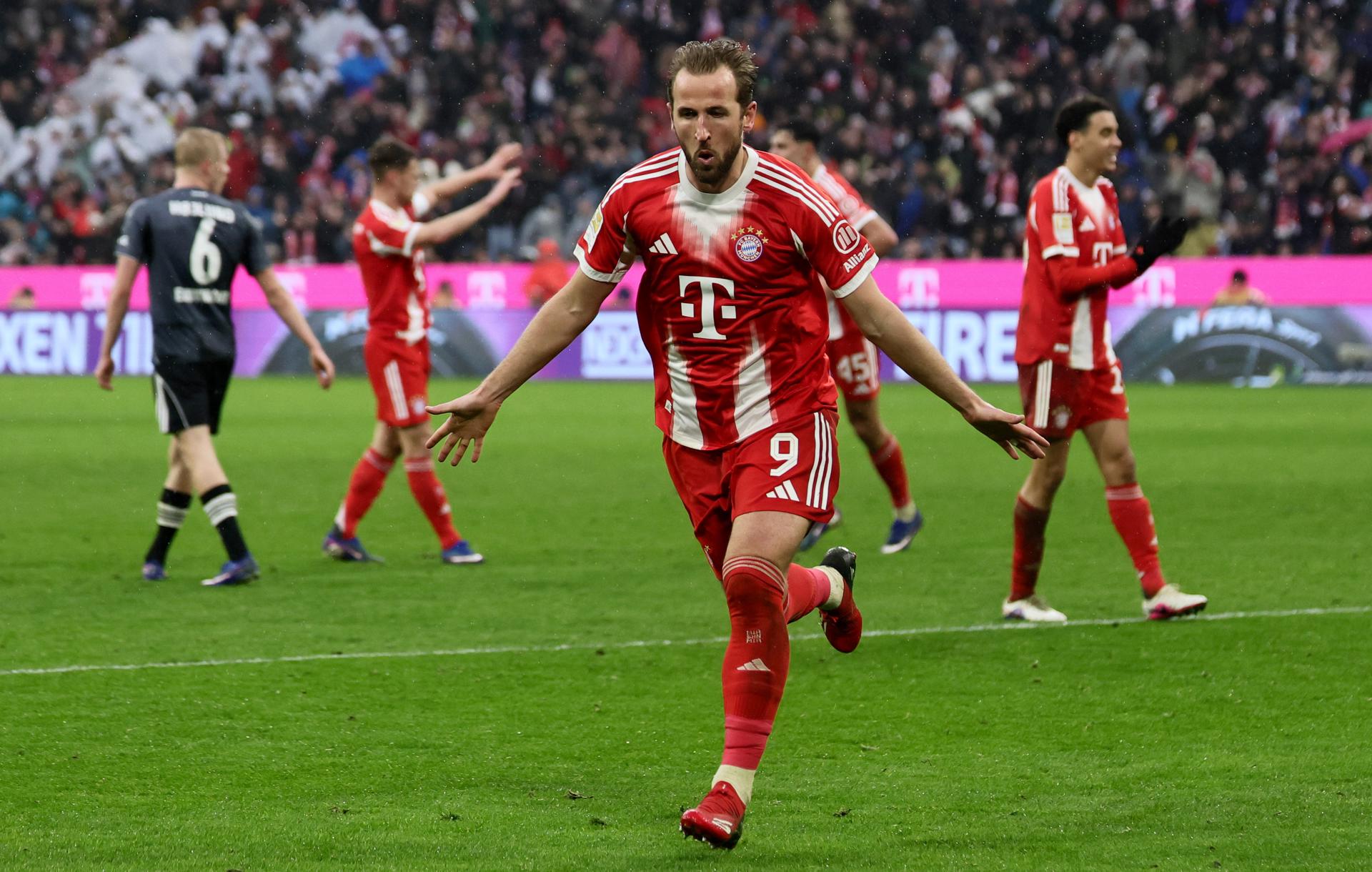 Bayern Múnich impone su ley y lanza un aviso antes del 'Clásico' Harry Kane celebra el 3-0. EFE/EPA/RONALD WITTEK.