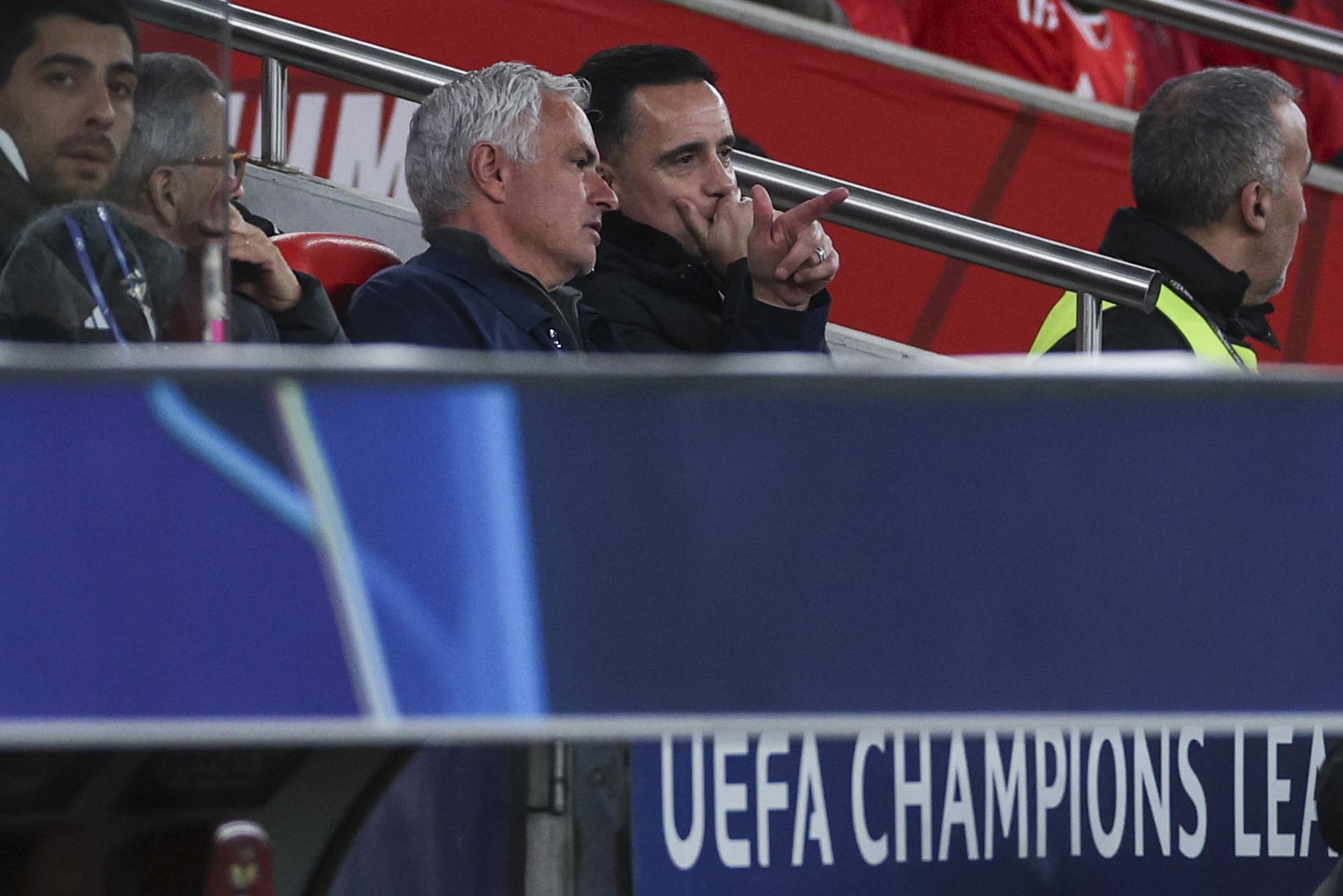 El técnico del Benfica, José Mourinho, afirmó que habló con el delantero del Real Madrid Vinicius Jr. después de que se parara el partido de este martes por supuestos insultos racistas de Prestianni y le preguntó por qué celebró de la manera que lo hizo el gol de la victoria del Real Madrid. EFE/EPA/MIGUEL A. LOPES