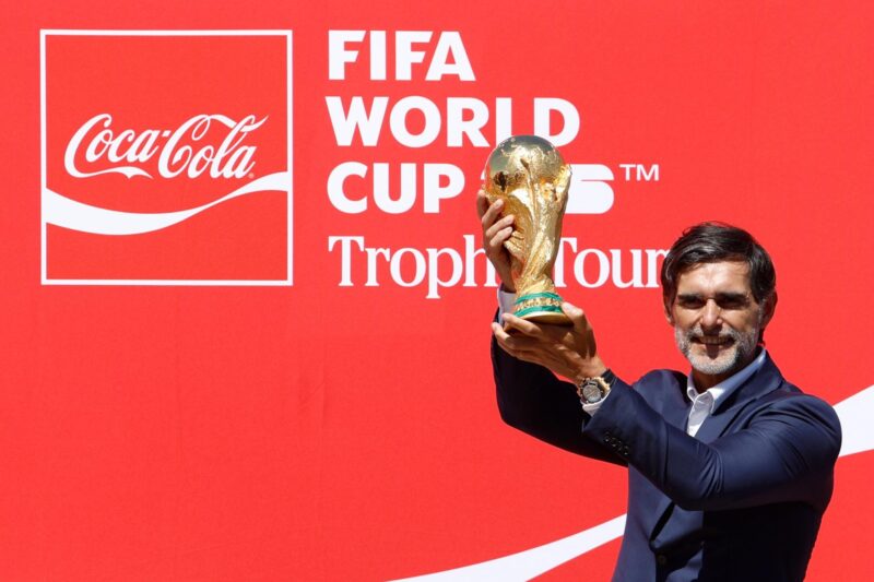 El exfutbolista argentino Roberto Ayala, levanta la Copa del mundo FIFA en un evento este viernes, en Ciudad de México (México). EFE/ Sáshenka Gutiérrez