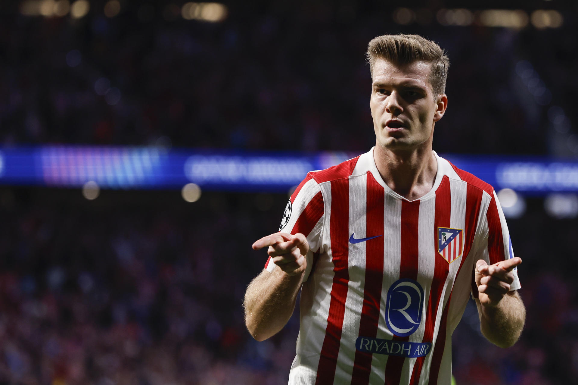El delantero del Atlético de Madrid Alexander Sørloth celebra su gol contra el Brujas, durante el partido de vuelta de la fase de acceso a los octavos de Liga de Campeones entre el Atlético de Madrid y el Brujas, en el estadio Riyadh Air Metropolitano en Madrid.-EFE/ Sergio Pérez
