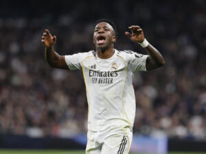 El delantero del Real Madrid Vinícius Jr durante el partido de LaLiga que enfrentó al Real Madrid y al Rayo Vallecano, este domingo, en el Santiago Bernabéu. EFE/ Ballesteros