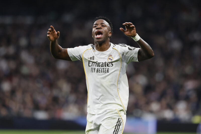 El delantero del Real Madrid Vinícius Jr durante el partido de LaLiga que enfrentó al Real Madrid y al Rayo Vallecano, este domingo, en el Santiago Bernabéu. EFE/ Ballesteros