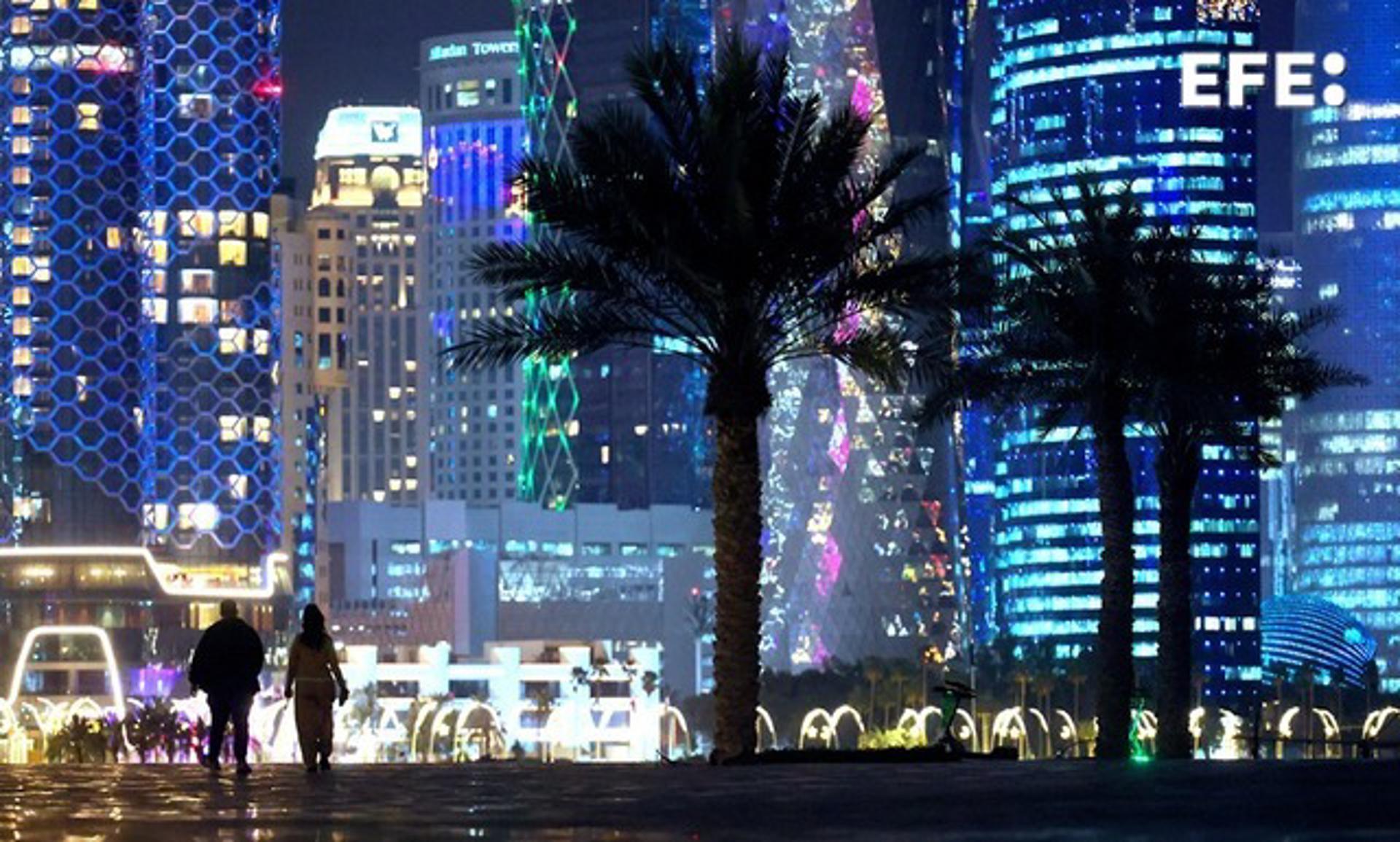 Conflicto en Medio Oriente pone en jaque la Finalissima Una pareja pasea por Doha, Qatar. EFE/EPA/HANNIBAL HANSCHKE