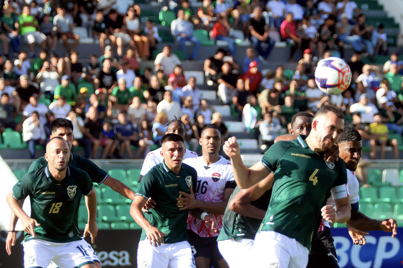 AME4201. SANTA CRUZ (BOLIVIA), 15/03/2026.- Luis Haquín (d) de Bolivia cabecea el balón este domingo, en un partido amistoso entre Bolivia y Trinidad y Tobago en el estadio Ramón Aguilera, en Santa Cruz (Bolivia). EFE/ Juan Carlos Torrejón