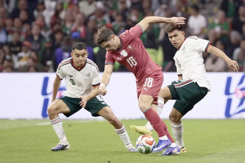 CIUDAD DE MÉXICO (MÉXICO), 28/03/2026.- Carlos Rodríguez (i) de México disputa un balón con Pedro Neto (c) de Portugal este sábado, durante un partido amistoso entre México y Portugal en el estadio Banorte de Ciudad de México (México). EFE/ José Méndez
