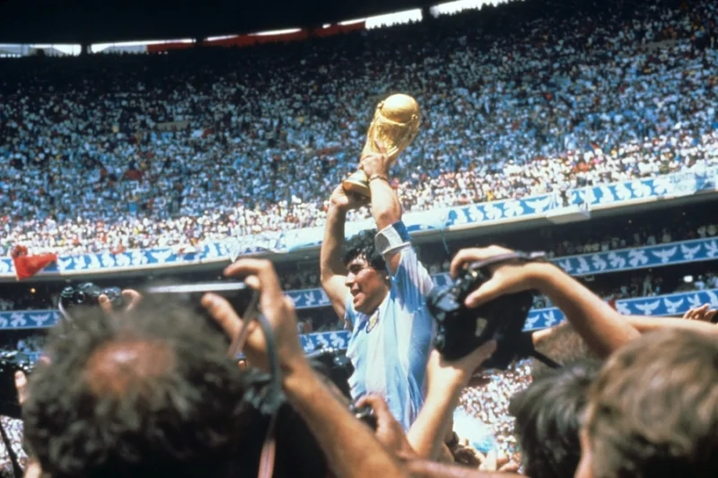 MUNDIAL FÚTBOL MÉXICO 86 - FINAL ALEMANIA - ARGENTINA, CIUDAD DE MÉXICO, 29/06/1986.- El jugador argentino Diego Armando Maradona con la Copa del Mundo tras derrotar la selección argentina a Alemania por tres goles a dos, en la final disputada en el estadio Azteca de la capital mexicana. EFE/ra.