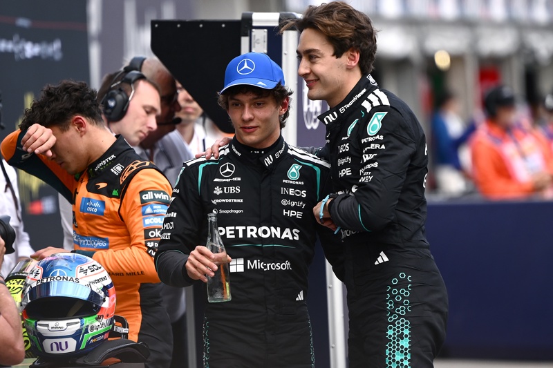 MELBOURNE (Australia), 07/03/2026.- George Russell of Mercedes (R) celebrates with Kimi Antonelli of Mercedes after taking pole position following Qualifying as part of the 2026 Australian Grand Prix at Albert Park Circuit in Melbourne, Australia, 07 March 2026. (Fórmula Uno) EFE/EPA/JOEL CARRETT EDITORIAL USE ONLY AUSTRALIA AND NEW ZEALAND OUT