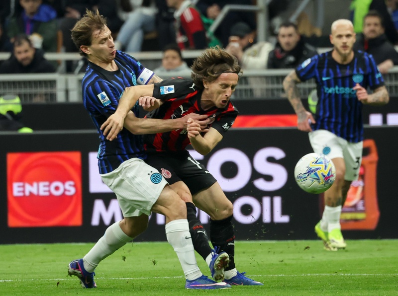 Milan (Italy), 08/03/2026.- AC Milan's mildfielder Luka Modric iaa FC Inter's midfielder Nicolo Barella during the Italian Serie A soccer match between AC Milan and FC Inter at Giaseppe Meazza Stadium in Milan, Italy, 8 March 2026. (Italia) EFE/EPA/Roberto Bregani