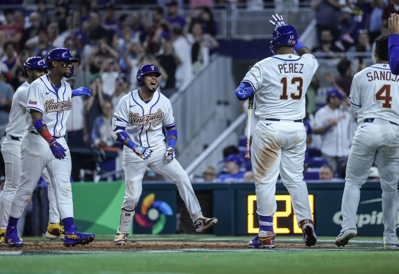 MIAMI (United States), 08/03/2026.- Team Venezuela first baseman Luis Arraez (C) celebrates with his team during the 2026 World Baseball Classic game between Israel and Venezuela at loanDepot park baseball stadium in Miami, Florida, USA, 07 March 2026. EFE/EPA/CRISTOBAL HERRERA-ULASHKEVICH