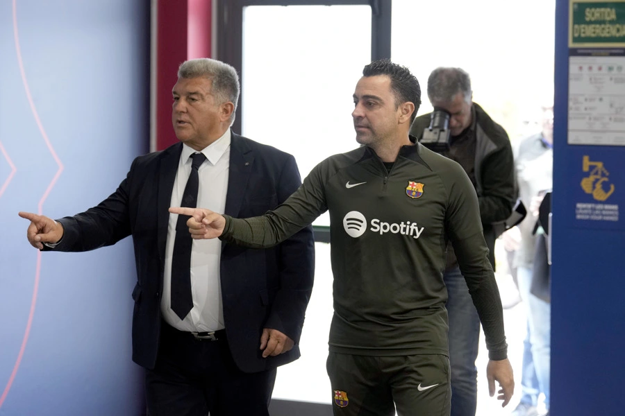 BARCELONA, 25/04/2024.- El presidente del FC Barcelona, Joan Laporta, y el técnico Xavi Hernández (d), durante la comparecencia conjunta que han ofrecido este jueves en la Ciudad Deportiva Joan Gamper para oficializar la continuidad del entrenador hasta junio de 2025. EFE/Alejandro García