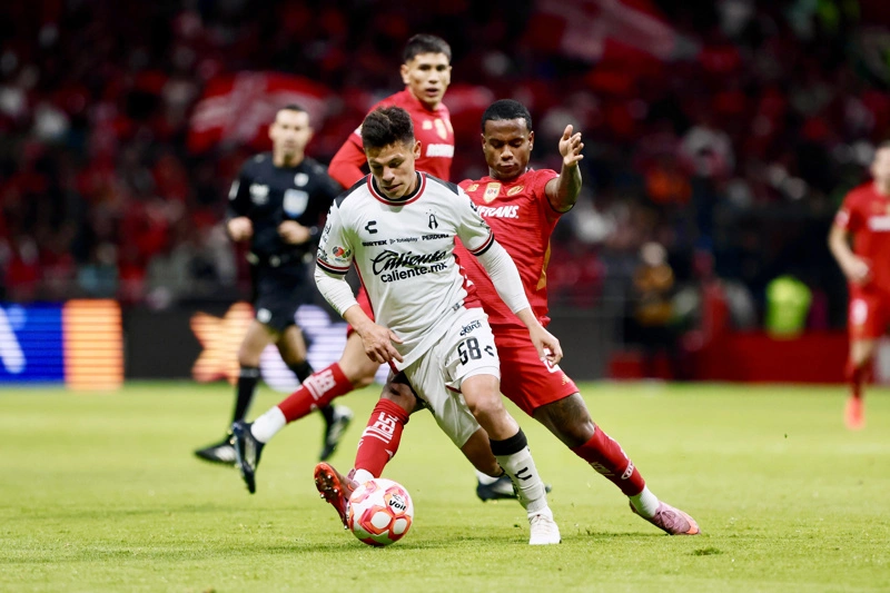TOLUCA MÉXICO), 14/03/2026.- Helio Nunes (d) de Toluca disputa un balón con Arturo González (i) de Atlas este sábado, en un partido del torneo Clausura 2026 de la Liga MX entre Toluca y Atlas en el estadio Nemesio Diez en Toluca (México). EFE/ Felipe Gutiérrez