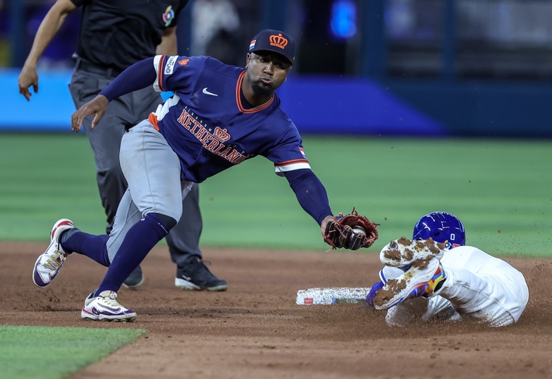 El segunda base de Venezuela, Andrés Giménez (d), es atrapado robando segunda base por el segunda base de Países Bajos, Ozzie Albies, durante el juego del grupo D del Clásico Mundial de Béisbol 2026 entre Países Bajos y Venezuela en el loanDepot Park en Miami, Florida (EE.UU.). EFE/CRISTOBAL HERRERA-ULASHKEVICH