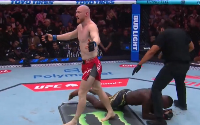Joe Pyfer derrota a Israel Adesanya por TKO: Captura de pantalla (@ufc).