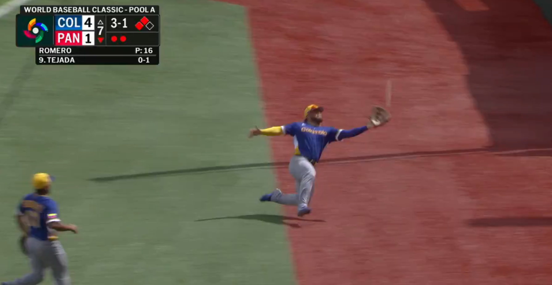 Harold Ramírez. de Colombia, con una atrapada monumental en el juego número 4 del Clásico Mundial de Béisbol contra Panamá.